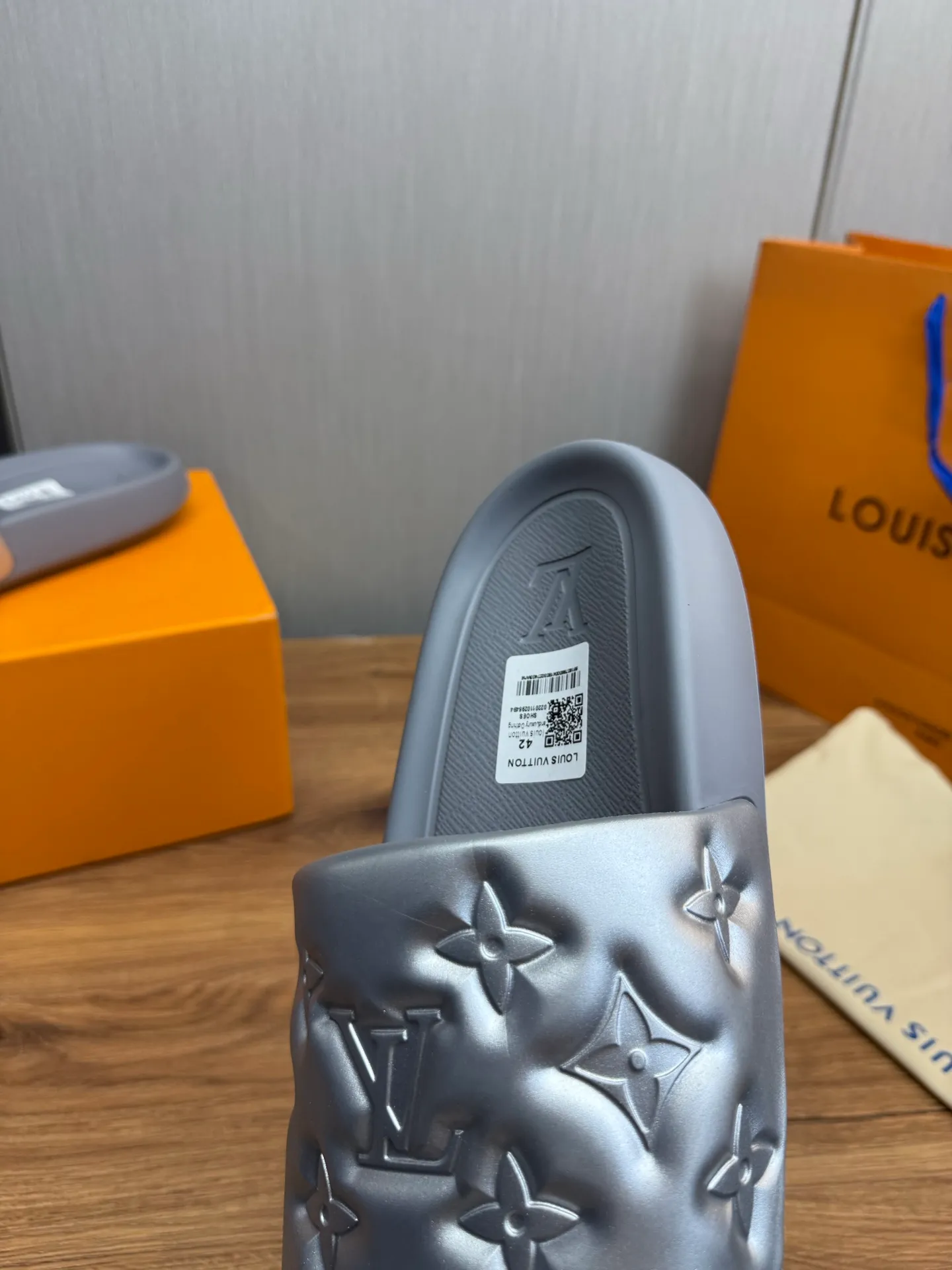 Men's shoes 💰280💰 ▪️LV's popular Little Red Book popular slippers hot sale: 1 shipment✅ Super textured and comfortable slippers, original TPU outsole. Authentic counter box drawer box packaging 🎁Size 38-45